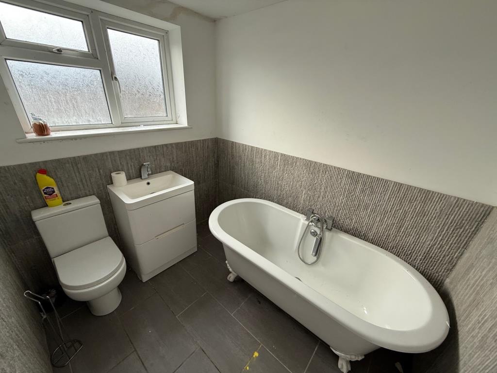 Lot: 40 - DETACHED HOUSE FOR IMPROVEMENT AND REPAIR - Bathroom with window to the rear